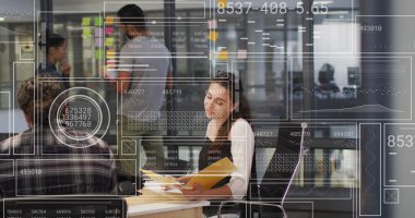 Muhtelif erkek ve kadınların ofiste tartıştığı veri işleme arayüzünün görüntüsü. Bilgisayar arayüzü ve iş teknolojisi kavramı