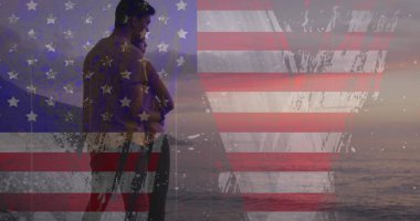 Sahilde birbirini kucaklayan çift ırklı Amerikan bayrağının görüntüsü. Bağımsızlık Günü kutlaması ve tatil konsepti