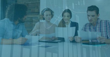 Beyaz bir kadının ofisteki meslektaşlarına doküman verirken görüntüsü. Bilgisayar arayüzü ve iş veri teknolojisi kavramı