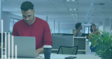 Ofiste çalışan iş adamlarının istatistik ve mali veri işleme görüntüsü. Küresel iş, finans, bilgisayar ve veri işleme kavramı dijital olarak oluşturulmuş görüntü.