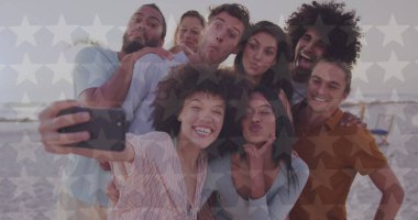 Kumsaldaki farklı arkadaşlardan gelen mutlu bağımsızlık günü mesajı ve ışık noktaları. 4 Temmuz ve kutlama konsepti dijital olarak oluşturuldu.