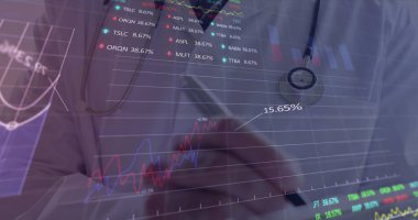 Akıllı telefon kullanarak iş adamının mali veri işleme görüntüsü. Dijital arayüz ve teknoloji konsepti dijital ortamda oluşturuldu.