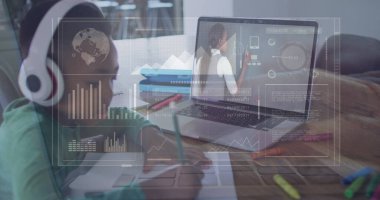 Ödev yapan Afrikalı Amerikalı bir çocuğun veri işleme görüntüsü ve dizüstü bilgisayarı. Uzak öğrenim çevrimiçi eğitim kavramı