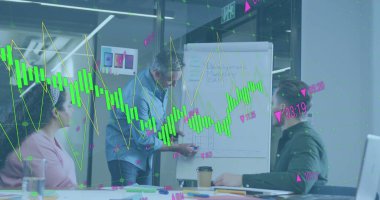 Ofiste sunum yapan beyaz bir adam hakkında istatistiksel veri işleme resmi. Bilgisayar arayüzü ve iş veri teknolojisi kavramı