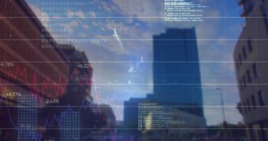 Grafikler, ikili kodlar, bilgisayar dili, gökyüzüne karşı binaların düşük açılı görüntüsü. Dijital bileşik, çoklu pozlama, rapor, iş, kodlama, şehir, mimari ve teknoloji.