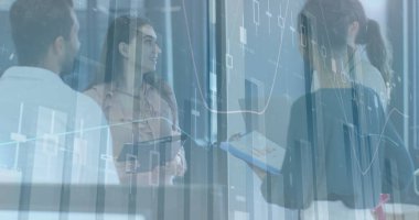 Dijital veriler üzerinde tartışan bir grup genç profesyonel. Kafkasyalı ve Ortadoğulu meslektaşlar saydam ekranda grafikleri analiz ediyorlar