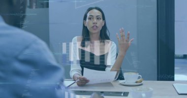 Grafiklerin, kürelerin ve bilgisayar dilinin görüntüsü, ofiste raporları tartışan çeşitli iş arkadaşları. Dijital bileşik, çoklu pozlama, iş, küreselleşme, takım çalışması, kodlama ve teknoloji