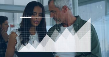 Ofisteki çeşitli iş adamlarıyla ilgili finansal veri işleme resmi. Küresel iş, finans, hesaplama ve veri işleme kavramı dijital olarak oluşturulmuş görüntü.