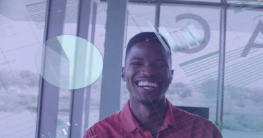 Gülümseyen Afro-Amerikan iş adamının mali veri işleme görüntüsü. Küresel finans, iş, bağlantılar, hesaplama ve veri işleme kavramı dijital olarak oluşturuldu.