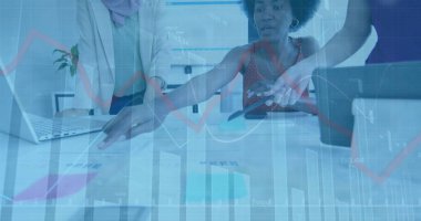 Ofisteki çeşitli iş adamlarıyla ilgili finansal veri işleme resmi. Küresel finans, iş, bağlantılar, hesaplama ve veri işleme kavramı dijital olarak oluşturuldu.