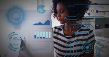 Dizüstü bilgisayar kullanan iki ırklı iş kadınının mali veri işleme görüntüsü. Küresel hesaplama, dijital arayüz ve veri işleme kavramı dijital olarak oluşturuldu.