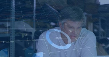 Grafikler, değişen numaralar, laptopla çalışırken cep telefonuyla konuşan beyaz bir adam. Dijital bileşik, çoklu pozlama, rapor, iş, büyüme ve teknoloji kavramı.