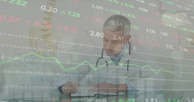 Kafkas erkek doktor üzerinden veri işleme görüntüsü. Küresel tıp, bağlantılar, hesaplama ve veri işleme kavramı dijital olarak oluşturulmuş görüntü.