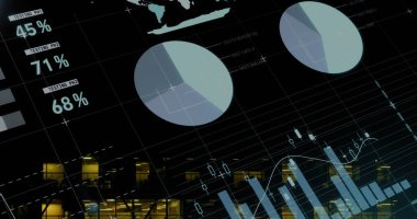 Arka plandaki modern bina üzerinde çok renkli bilgi arayüzü görüntüsü. Dijital bileşik, çoklu pozlama, rapor, iş, büyüme, ilerleme, küresel ve mimari kavram.