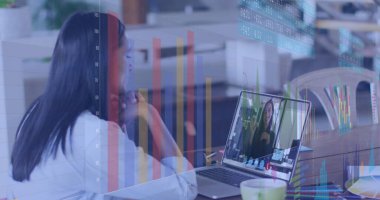 İstatistiksel veri işleme görüntüsü. Ofiste çift ırklı bir kadının bilgisayarı var. Bilgisayar arayüzü ve iş veri teknolojisi kavramı