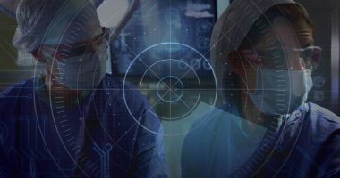 Muhtelif erkek ve kadın cerrahların hastanede ameliyat yaparken çekilmiş görüntüsü. Tıbbi sağlık teknolojisi kavramı