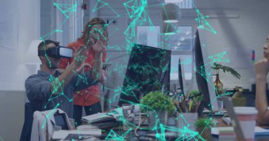 Ofisteki çeşitli iş adamları üzerindeki bağlantı ağlarının resmi. Küresel iş, finans, hesaplama ve veri işleme kavramı dijital olarak oluşturulmuş görüntü.