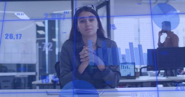 İstatistiksel veriler ve grafikler, kameraya bakıp ofiste tartışan beyaz kadın. Dijital bileşik, veritabanı, arayüz, iş, görüntü çağrısı, toplantı, teknoloji, portre.