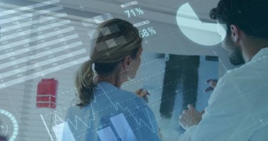 Hastanın röntgen raporunu analiz eden çeşitli doktorların üzerindeki bilgi arayüzü görüntüsü. Dijital bileşik, çoklu pozlama, rapor, iş, küresel, tıbbi, sağlık ve teknoloji kavramı.