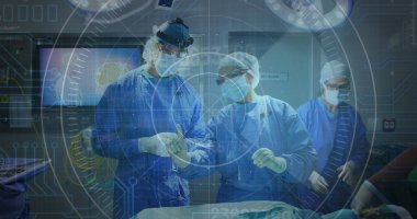 Muhtelif erkek ve kadın cerrahların ameliyattan önce tartıştıkları yuvarlak tarayıcı görüntüsü. Tıbbi sağlık teknolojisi kavramı