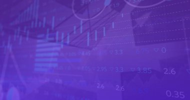 Yüksek binaların düşük açılı görüntüsüne karşı istatistiksel ve borsa veri işleme görüntüsü. Küresel ekonomi ve iş veri teknolojisi kavramı