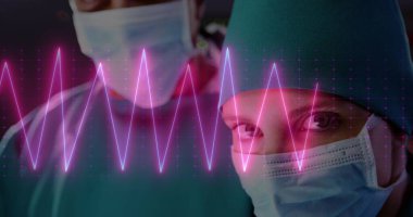 Hastanede cerrahi maske takan beyaz kadın cerrahın kalp atış hızı monitörü görüntüsü. Tıbbi sağlık teknolojisi kavramı