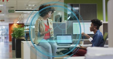 Ofisteki çeşitli iş adamlarının veri işleme görüntüsü. Küresel iş, finans, hesaplama ve veri işleme kavramı dijital olarak oluşturulmuş görüntü.