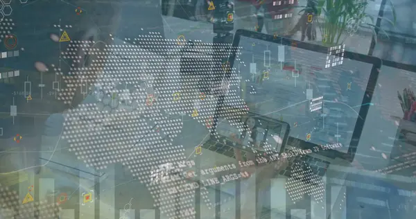 Afro-Amerikan bir kadının ofisteki akıllı telefondan resim araması üzerine veri işleme görüntüsü. Küresel ağ ve iş veri teknolojisi kavramı