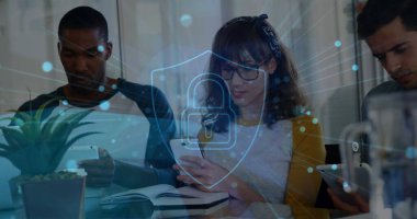 Ofiste çalışan çeşitli iş adamları üzerindeki asma kilit görüntüsü. Küresel iş ve dijital arayüz kavramı dijital olarak oluşturulmuş görüntü.