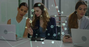 Çeşitli iş adamları üzerinde veri işleme ve bağlantıları olan bir ağ görüntüsü. Küresel bağlantılar, işletme, finans, hesaplama ve veri işleme kavramı dijital olarak oluşturuldu.