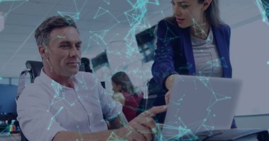 Ofiste çalışan çeşitli iş adamlarıyla olan bağlantıların görüntüsü. Küresel iş, bağlantılar ve dijital arayüz kavramı, dijital olarak oluşturulmuş görüntü.