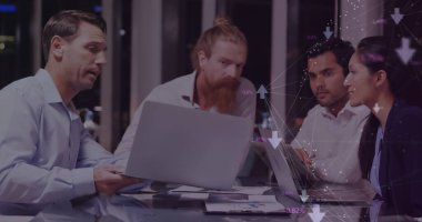 Çeşitli iş adamları üzerinde veri işleme ve bağlantıları olan bir ağ görüntüsü. Küresel bağlantılar, işletme, finans, hesaplama ve veri işleme kavramı dijital olarak oluşturuldu.