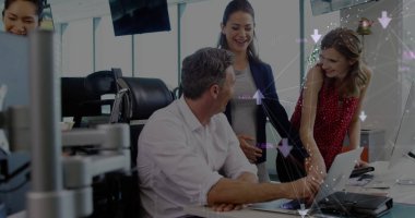 Çeşitli iş adamları üzerinde veri işleme ve bağlantıları olan bir ağ görüntüsü. Küresel bağlantılar, işletme, finans, hesaplama ve veri işleme kavramı dijital olarak oluşturuldu.