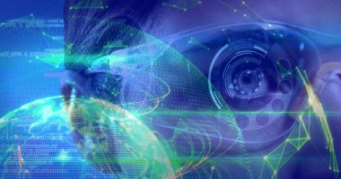 Sanal gözlüklü kadın bilim adamının veri işleme görüntüsü. dijital bileşik, çoklu pozlama, küresel, soyut ve teknoloji kavramı.