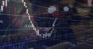 Arka planda akıllı telefon mesajları kullanan bir adamın mali veri işleme görüntüsü. Küresel finans sektörü arayüzü kavramı dijital olarak oluşturulmuş görüntü.