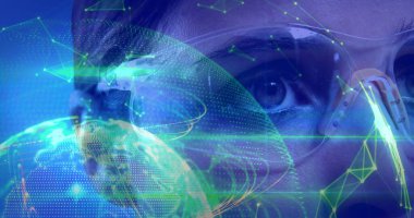 Sanal gözlüklü kadın bilim adamının veri işleme görüntüsü. dijital bileşik, çoklu pozlama, küresel, soyut ve teknoloji kavramı.