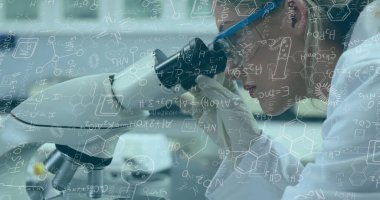 Matematiksel ve bilimsel formüllerin mikroskop kullanan kadın bilim adamları üzerindeki görüntüsü. Bilimsel araştırma ve tıp konsepti dijital olarak üretilen görüntü.