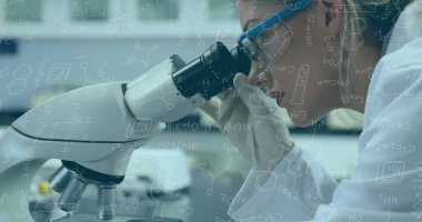 Matematiksel ve bilimsel formüllerin mikroskop kullanan kadın bilim adamları üzerindeki görüntüsü. Bilimsel araştırma ve tıp konsepti dijital olarak üretilen görüntü.