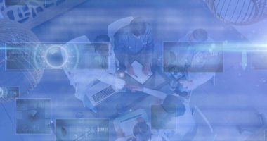 Tıbbi veri işleme görüntüsü ve toplantıdaki doktorların ekranlarında tarama. küresel tıp ve bilim konsepti dijital olarak üretilen görüntü.