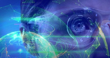 Sanal gözlüklü kadın bilim adamının veri işleme görüntüsü. dijital bileşik, çoklu pozlama, küresel, soyut ve teknoloji kavramı.