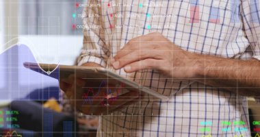 Ofisteki tableti kullanarak işadamının mali veri işleme görüntüsü. küresel iş, finans ve dijital arayüz kavramı dijital olarak oluşturulmuş görüntü.