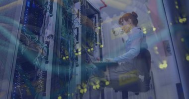 Beyaz kadın çalışanın sunucu odasında sunucu odasında dizüstü bilgisayarı inceleyip kullanırken görüntüsü. bulut hesaplama ve veri işleme kavramı dijital olarak oluşturulmuş resim.