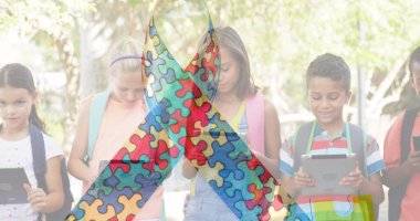 Elektronik cihazlar kullanan çocukların arkadaşlarının renkli yapboz parçaları. otizm, öğrenme güçlüğü, destek ve farkındalık kavramı dijital olarak oluşturulmuş görüntü.