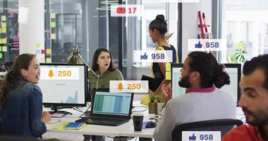 Medya simgeleri, ofisteki mutlu iş adamlarının üzerinde. Sosyal medya ve iletişim arayüzü kavramı dijital olarak oluşturulmuş görüntü.