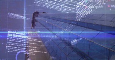 Yüksek binanın düşük açılı görüntüsüne karşı borsa veri işleme ve ışık yolları görüntüsü. Küresel ekonomi ve iş teknolojisi kavramı