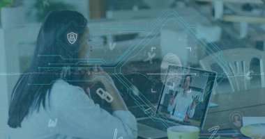 Bilgisayarı kullanan bir kadının veri işleme ve güvenlik kilidi görüntüsü. küresel iletişim ve veri güvenliği konsepti dijital olarak oluşturulmuş görüntü.