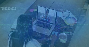 Bilgisayarı kullanan bir kadının veri işleme ve güvenlik kilidi görüntüsü. küresel iletişim ve veri güvenliği konsepti dijital olarak oluşturulmuş görüntü.