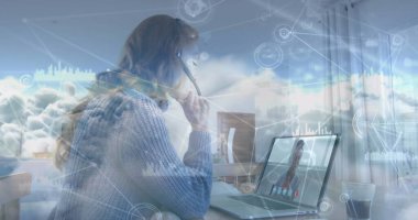 Bulutların üzerindeki simgelerle ve dizüstü bilgisayar kullanan kadınla bağlantı ağının resmi. küresel internet güvenliği, veri işleme ve dijital arayüz konsepti dijital olarak oluşturulmuş görüntü.