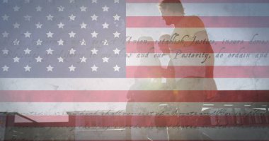 Amerika Birleşik Devletleri 'nin bayrağı sahildeki mutlu arkadaşlara karşı. Amerikan tarihi, vatanseverlik ve bağımsızlık kavramı dijital olarak oluşturulmuş imaj.