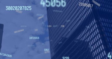 Şehir manzarası üzerinde rakamların resmi. küresel iş, finans, dijital arayüz ve bağlantılar konsepti dijital olarak oluşturulmuş görüntü.